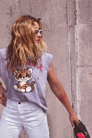 CAMISETA INDOMABLE GRIS