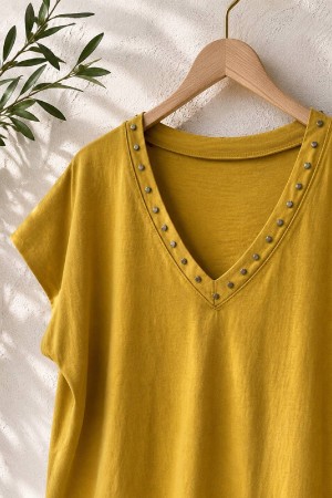 CAMISETA TACHUELAS MOSTAZA 2